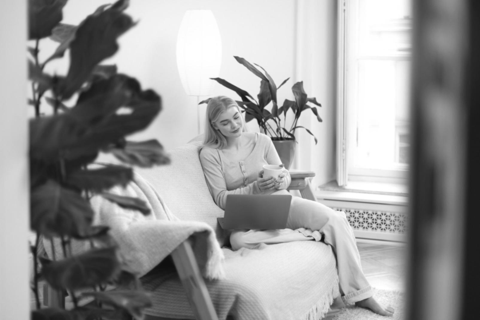 Espace de travail organisé avec documents budgétaires et calculatrice