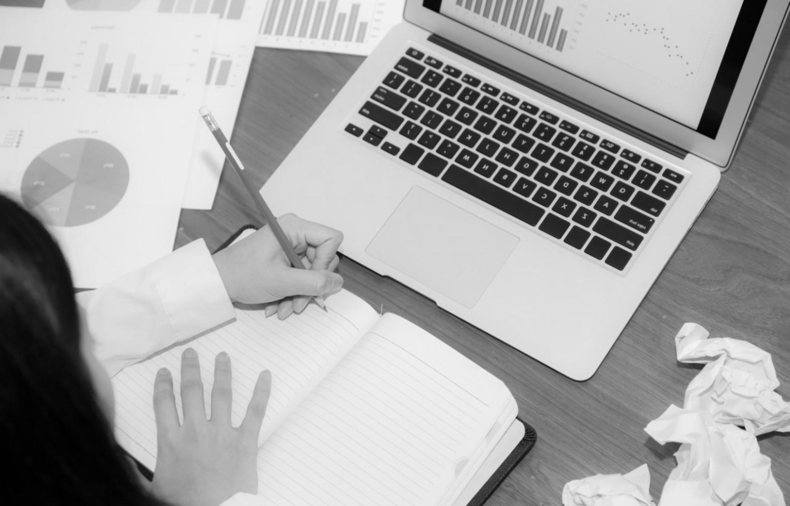 Tableau de suivi budgétaire mensuel avec catégories de dépenses colorées